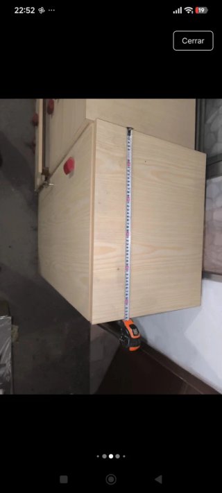 Armario de madera beige con detalles rojos