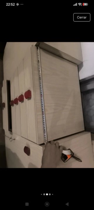 Armario de madera beige con detalles rojos
