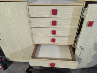 Armario de madera beige con detalles rojos