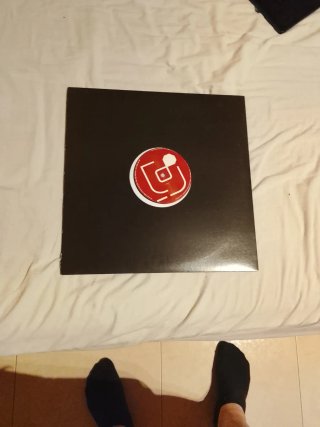 Vinilo negro con etiqueta roja