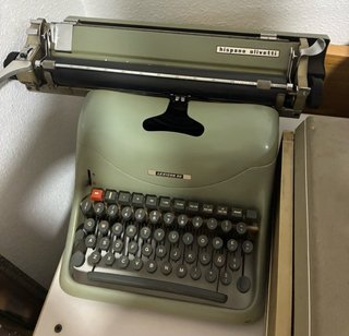 Máquina de escribir Olivetti Lexicon 80