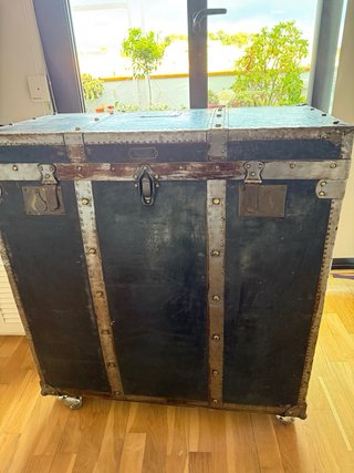 Baúl antiguo restaurado con ruedas