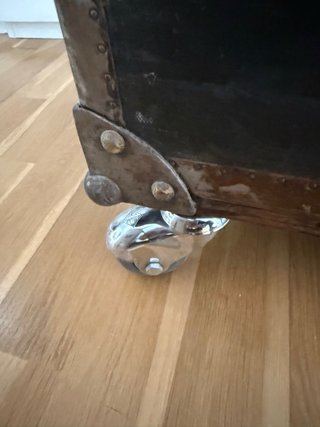 Baúl antiguo restaurado con ruedas