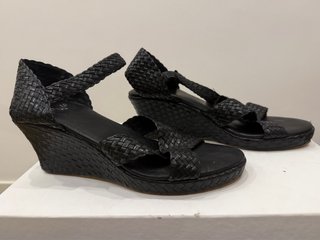 Cuñas negras cuero trenzado Talla 38