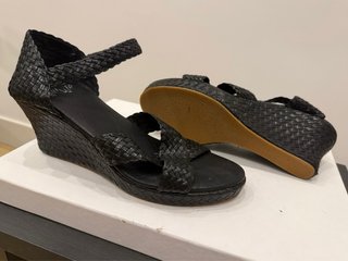 Cuñas negras cuero trenzado Talla 38