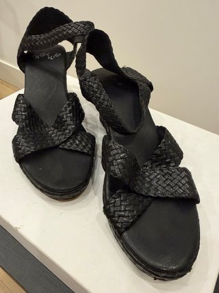 Cuñas negras cuero trenzado Talla 38