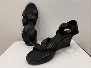 Cuñas negras cuero trenzado Talla 38