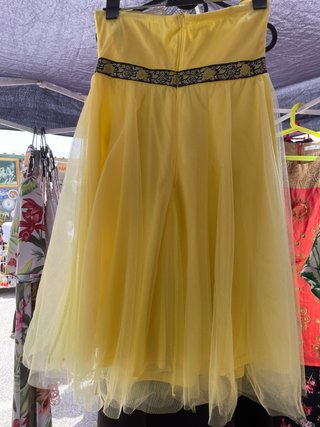 Vestido fiesta palabra de honor amarillo