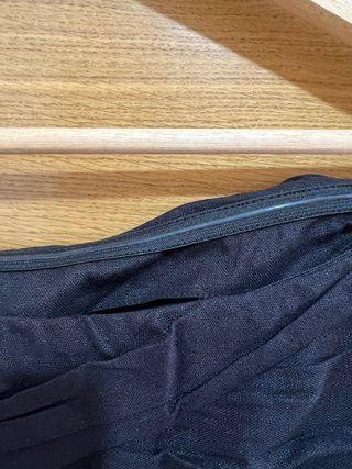 Vestido negro corto drapeado