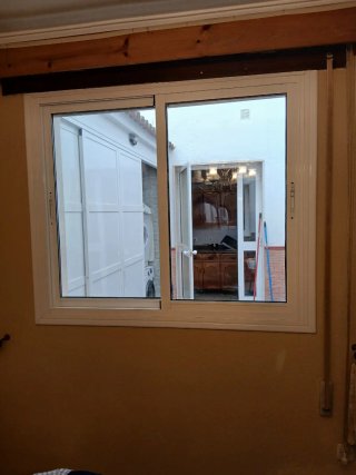 Ventana corredera blanca