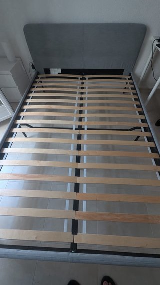 Somier tapizado gris y madera