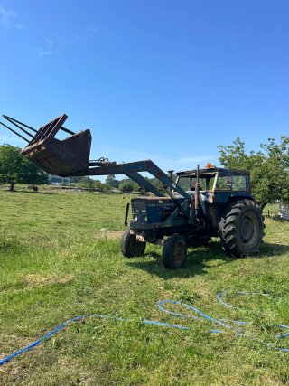 Tractor Ebro con pala
