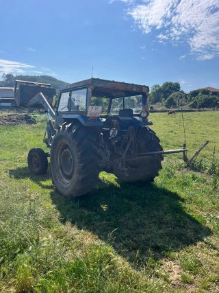 Tractor Ebro con pala