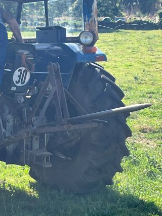 Tractor Ebro con pala