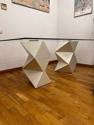 Mesa de comedor cristal y bases geométricas