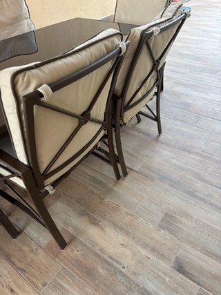 Mesa y sillones de jardín