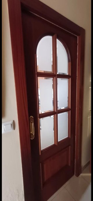 Puerta de madera con cristal