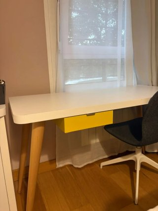 Escritorio blanco con cajón amarillo