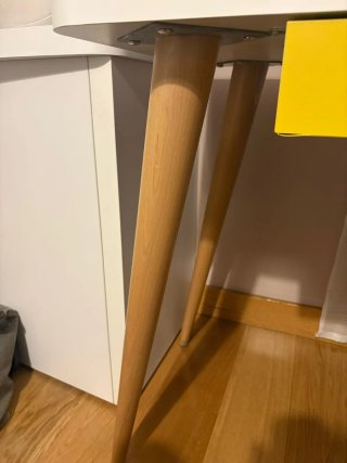 Escritorio blanco con cajón amarillo
