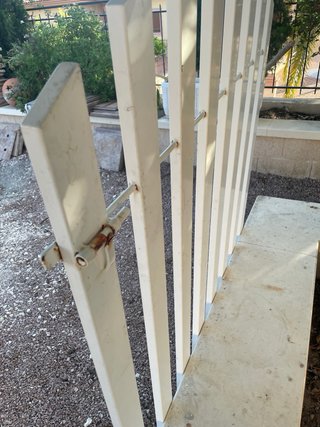 Puerta de jardín blanca