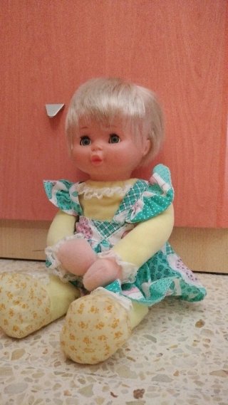 Muñeca de peluche con vestido