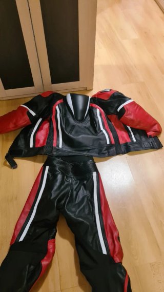 Mono de moto cuero rojo y negro