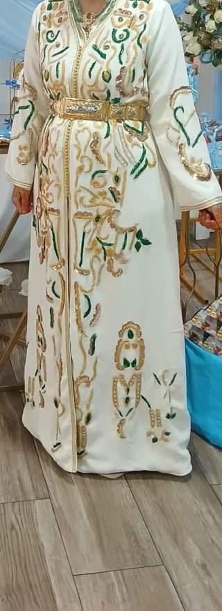 Vestido de boda blanco y dorado