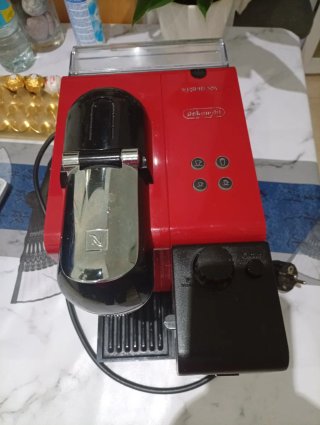 Cafetera Nespresso Roja y Negra