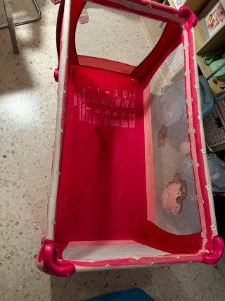 Cuna de viaje rosa con colchón