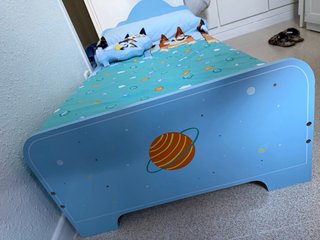 Cama Infantil Azul con Diseño de Universo
