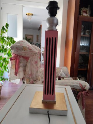 Pie de lámpara pintado a mano. Es de madera.