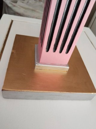 Pie de lámpara pintado a mano. Es de madera.
