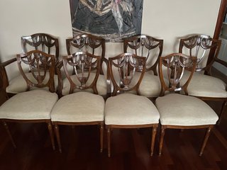 Juego de 8 sillas de comedor de madera. Cuidadas