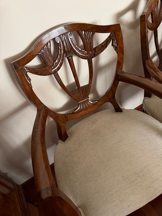 Juego de 8 sillas de comedor de madera. Cuidadas