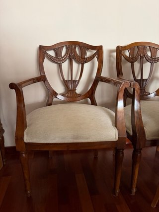 Juego de 8 sillas de comedor de madera. Cuidadas