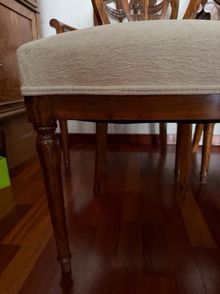 Juego de 8 sillas de comedor de madera. Cuidadas