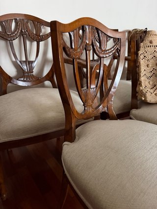 Juego de 8 sillas de comedor de madera. Cuidadas
