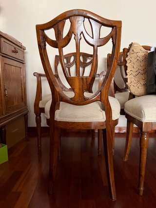 Juego de 8 sillas de comedor de madera. Cuidadas
