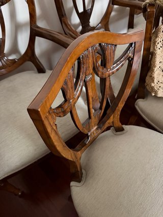 Juego de 8 sillas de comedor de madera. Cuidadas