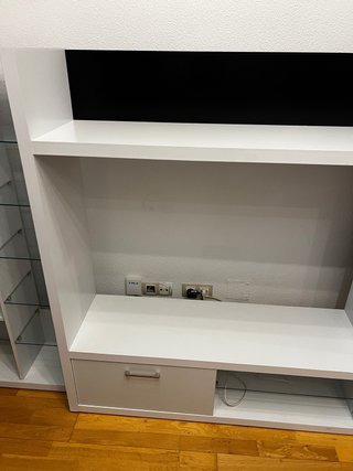 Mueble TV blanco y negro con estantes