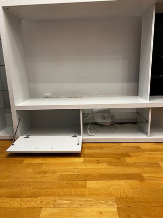 Mueble TV blanco y negro con estantes