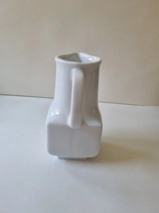 Lechera de porcelana con dibujo de lavandas