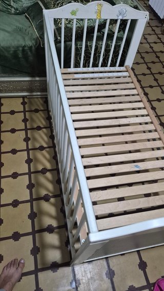 Cuna .de bebé blanca con dibujos