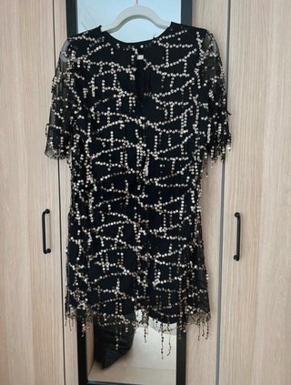 Vestido negro con lentejuelas doradas