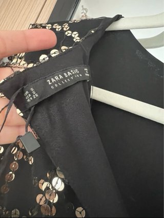 Vestido negro con lentejuelas doradas