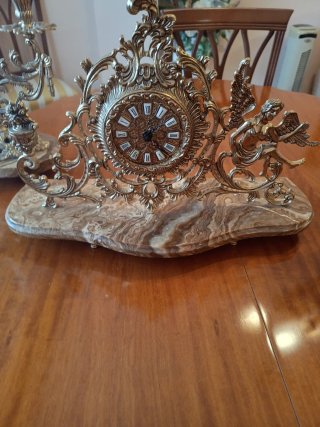 Reloj y candelabros dorados estilo antiguo