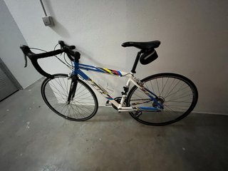 Bicicleta de carretera blanca y azul