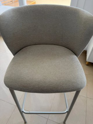 Conjunto de 6 sillas de bar beige y gris