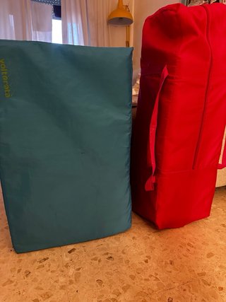 Cuna de viaje rosa con colchón extra