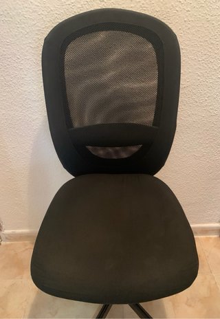 Silla de escritorio negra con ruedas